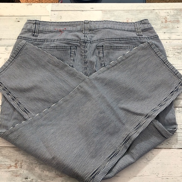 DB 1962 by Dress Barn Strip Crop Jeans 12 - Picture 4 of 4